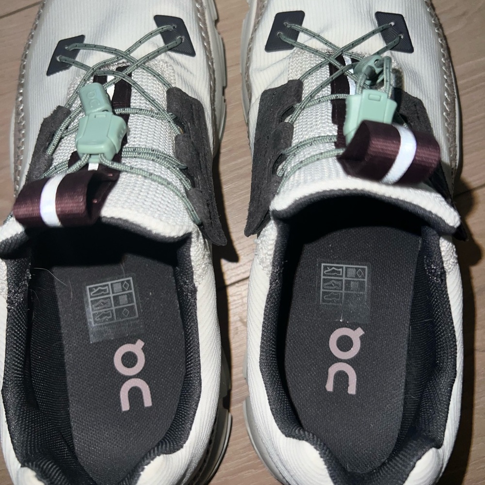 On sneakers - Picture 3 of 4